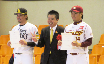 松田宣浩選手、則本昂大選手とのスリーショット