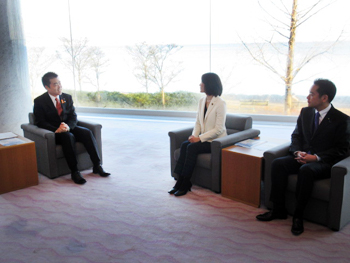丸川珠代環境大臣兼内閣府原子力防災担当大臣との対談の様子