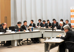 広域連合委員会においてヒウオの釜揚げとセタシジミを紹介する様子