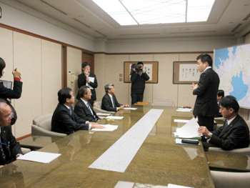 高島市福井市長、長浜市藤井市長と意見交換をする様子