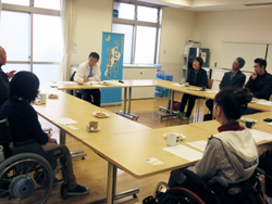 障害者就労に携わる県内の事業所の方々と意見交換を行う様子