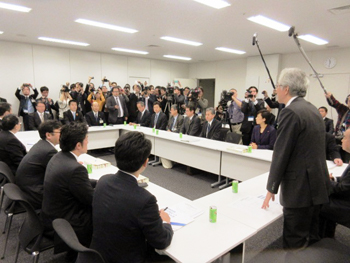 北陸新幹線敦賀・大阪間整備検討委員会に臨む様子