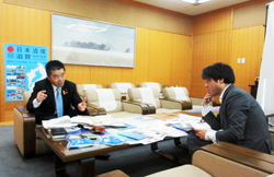 東京事務所で月刊「事業構想」の取材を受ける様子