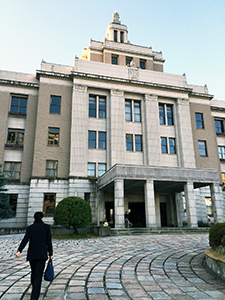 本庁玄関前の様子