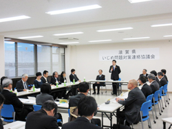 第2回滋賀県いじめ問題対策連絡協議会にてあいさつをする様子