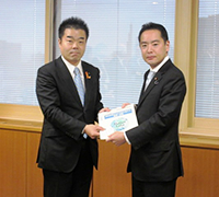井上環境副大臣に政策提案・要望を行う様子