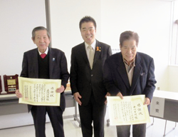 近江肉牛協会の功労者の方々への感謝状を贈る様子