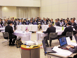 「共助社会づくりフォーラムin滋賀」であいさつをする様子