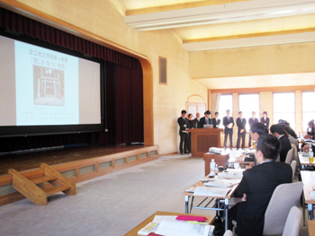 地元学研修の発表会に出席し発表を聞く様子