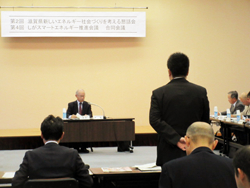 「第2回新しいエネルギー社会づくりを考える懇話会」および「第4回しがスマートエネルギー推進会議」の合同会議に出席し議論する様子