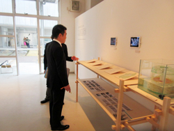 「MUSUBU SHIGA 空想 MUSEUM」を見学する様子
