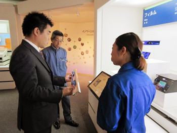 東レ株式会社滋賀事業場を視察する様子
