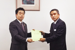 西日本旅客鉄道株式会社に要望書を提出する様子