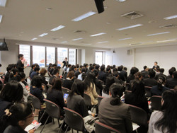 新規採用職員を前に講演する様子