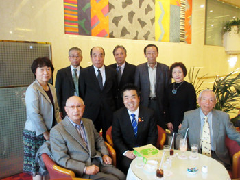 広島滋賀県人会の皆さんとの記念撮影