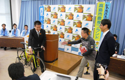 定例記者会見でビワイチを紹介している様子