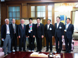 「2015年スペシャルオリンピックス世界大会」日本代表の南高太郎選手と一緒に撮影