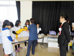 小・中学生が一生懸命チャレンジしている様子を視察