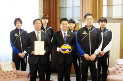 東レアローズの選手・関係者の皆さんと記念写真