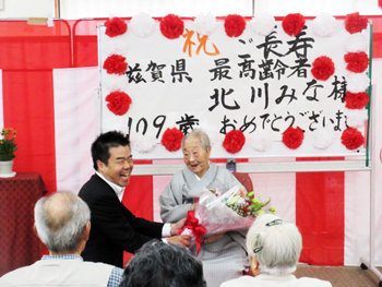 北川さんへの花束贈呈