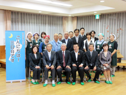 山内自治会振興会の皆さんとの記念撮影