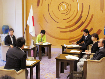関西広域連合協議会の滋賀県選出委員の皆さんと意見交換する知事