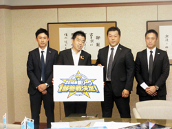 滋賀レイクスターズの坂井代表の表敬訪問をお受けする知事