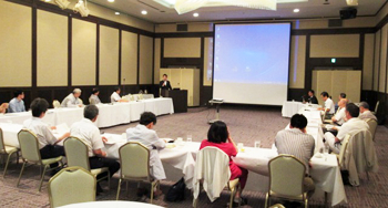 高島市医師会の勉強会で意見交換を行う知事