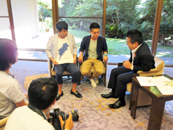 芸人コンビ「ファミリーレストラン」と意見交換する知事