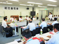 近江金石会で意見交換する知事