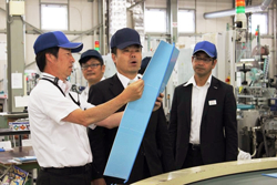 株式会社コクヨ工業滋賀様の工場でキャンパスノートの生産を視察する知事
