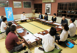 風と土の交藝プロジェクトチームのメンバーのみなさんと知事との対話の様子