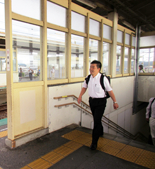 安曇川駅のホームを歩く知事
