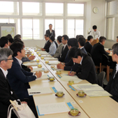 衆議院環境委員会の皆さんをお迎えする知事