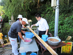 中野地区の方と秋葉の湧水を使った流しそうめんをする知事