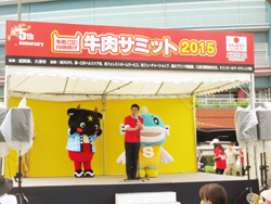 「牛肉サミット2015」の会場で出店者の皆さんを激励する知事