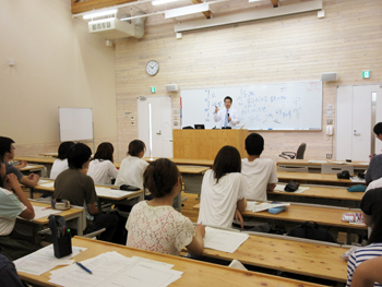 「湖東子ども参観日」で子どもたちに県庁の仕事を紹介する知事
