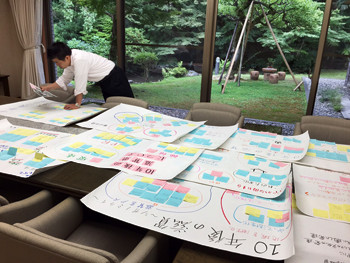 県内の中学校生徒会長たちがグループ討議でまとめてくれた提案を読む知事