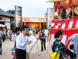 坂本学区の夏祭りで江州音頭とともに夏の夕べを楽しむ知事