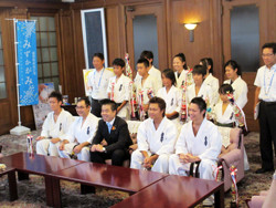 全国型選手権大会で優勝した極真会館の空手選手団の皆さんの表敬訪問をお受けする知事