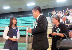 参列した草津市の高校2年生の方に参加への思いを伺う知事