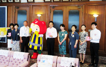 複十字シール運動開始にあたっての協力依頼の訪問をお受けする知事