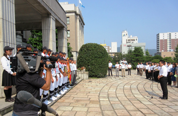第97回全国高等学校野球選手権記念大会に出場する比叡山高等学校のチームの皆さんを激励する知事