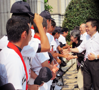 第97回全国高等学校野球選手権記念大会に出場する球児たちを握手で激励する知事