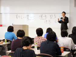 「女性職員リーダー交流研修」で講話を行う知事