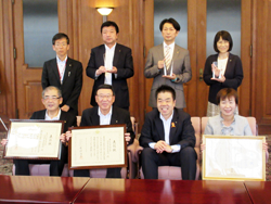三日月知事が受賞者の皆さんと記念写真を撮影している様子。