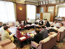 三日月知事が「人口減少を見据えた豊かな滋賀づくり総合戦略(素案)」について、滋賀の縁創造実践センターのメンバーの皆さんと意見交換する様子。