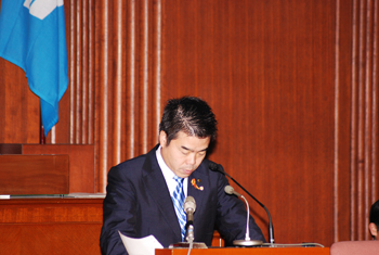 平成27年6月県議会定例会議(最終日)で三日月知事が答弁する様子。