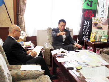 三日月知事が月刊誌「時評」の取材を受ける様子。