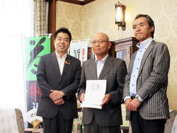 「滋賀県子育て応援戸建て住宅認定制度」で、計画認定第1号となられた橋本不動産株式会社様に認定書を交付する様子。